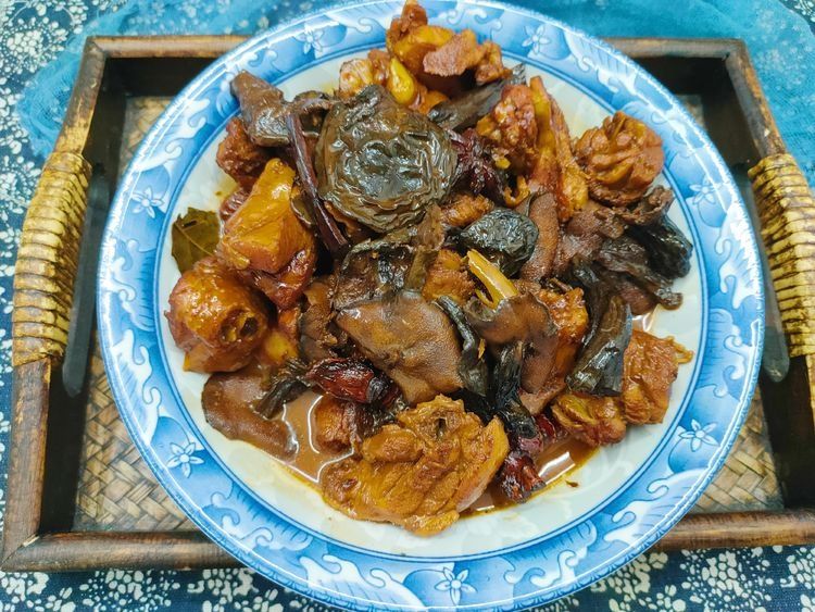 炖鸡腿时，多加1样食材一起炖，出锅鸡肉更香，老人孩子都喜欢吃