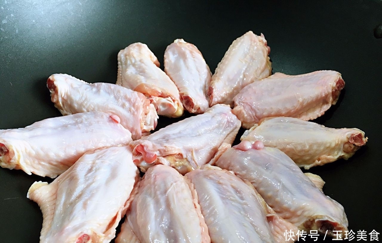  教你鸡翅的特别做法，把水换成它，烧出来的鸡肉香味更浓