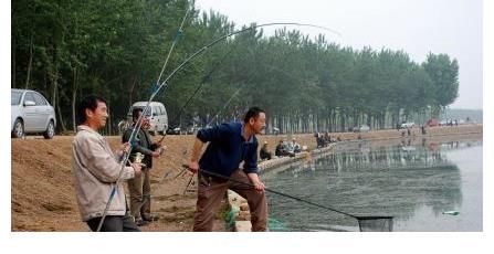 钓鱼“三部曲”，先做饵料再看水，最后甩饵再抛钩，大鱼咬钩不断