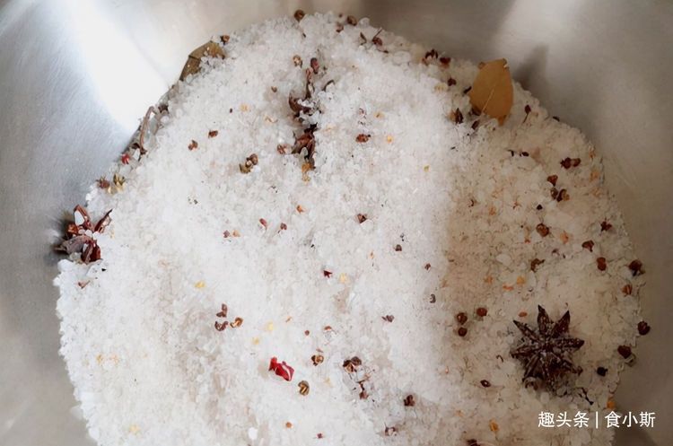 做腊肉时，风干和晒干都不对，记住这4步，不霉不臭，放一年不坏