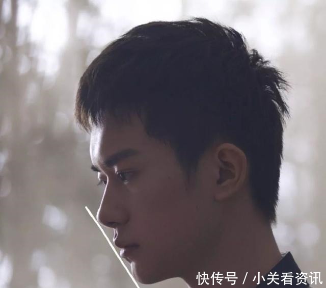 千玺成为美术生写生头像的范本,因为他鼻子和下巴的距离有些说法