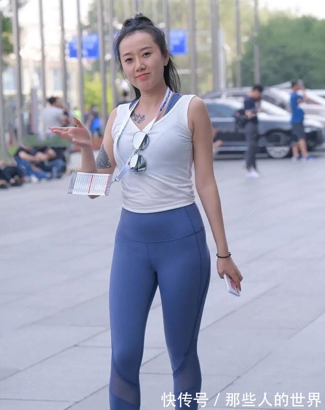 饱满感 街头美女的神奇穿搭,腿粗还要穿“瑜伽裤”,秀出不一样的美感!
