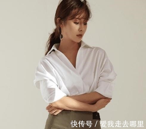 简下繁 张钧甯为了美豁出去了,衬衫穿一半把吊带露出来,反而显得很高级!