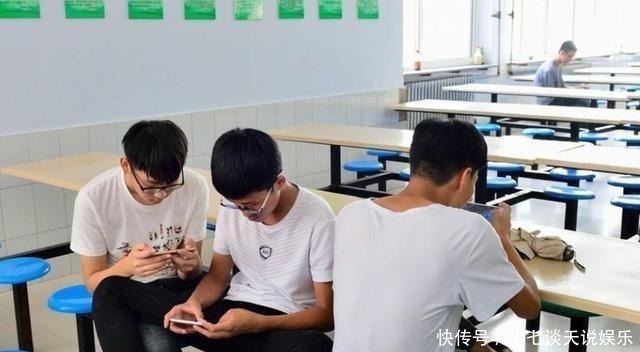 手机|初中生玩手机都看什么?游戏追剧都不重要,这个“网站”成导火索