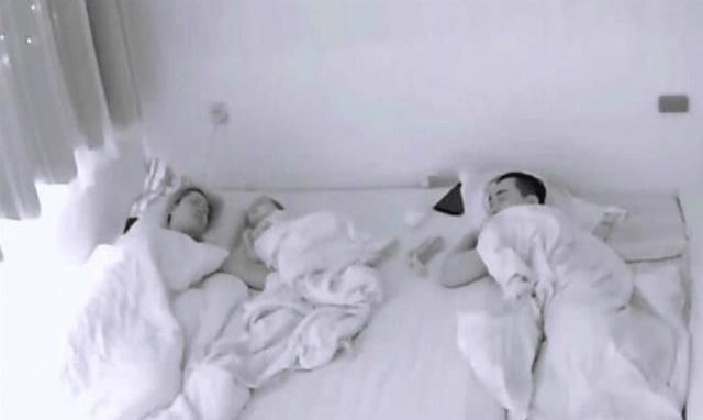 父母|父母熟睡后，监控拍下10个月宝宝天使举动，网友孩子是来报恩的