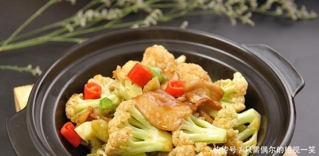 炒花菜,先焯水还是先过油?都不对,教你一招,花菜香脆又入味