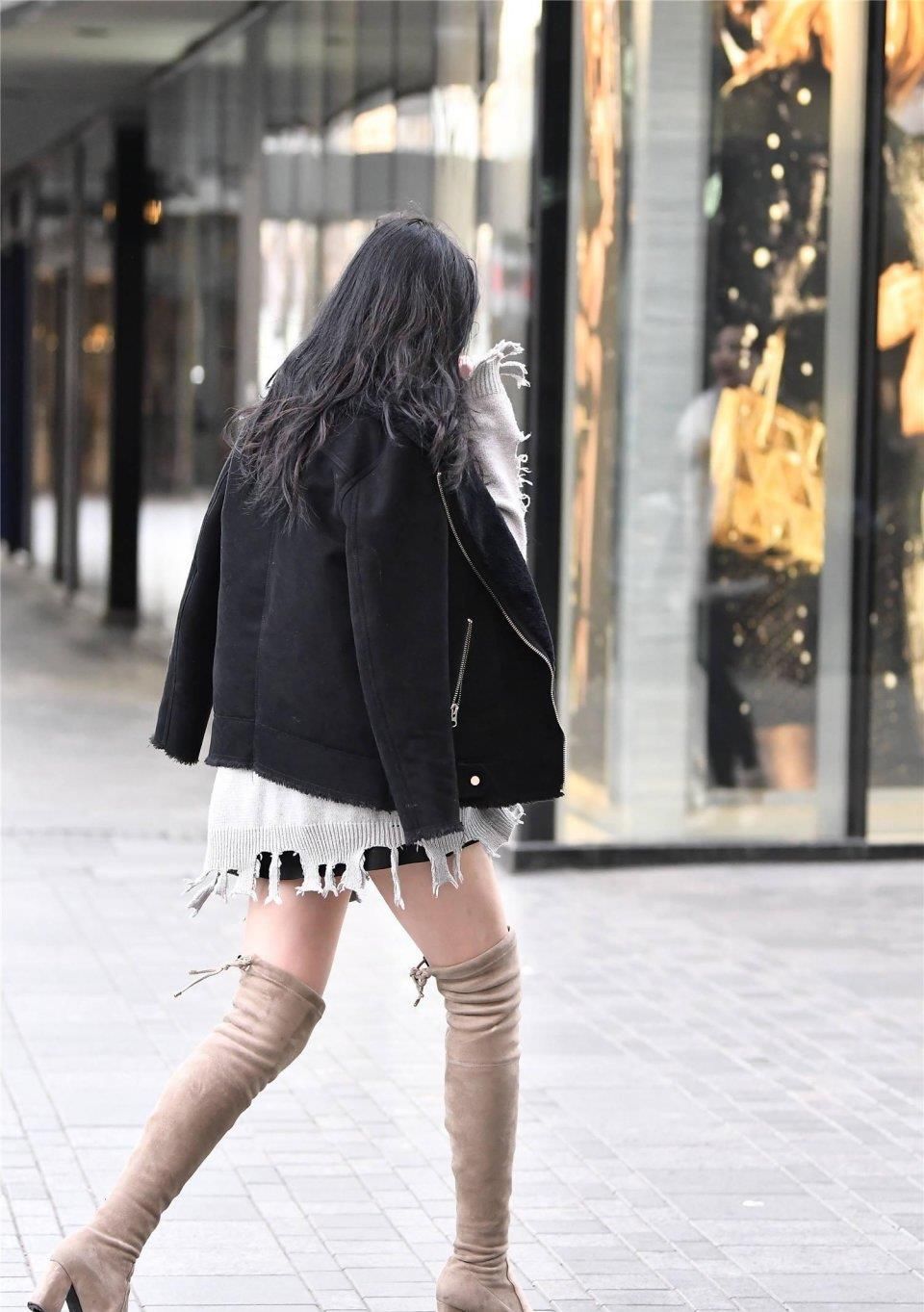 时尚漂亮的女生，冬天脱外套就是为了拍好看的照片