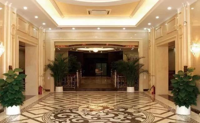 瓷砖|瓷砖不流行了！如今都铺这“神器”，全屋轻松搞定，人人装得起