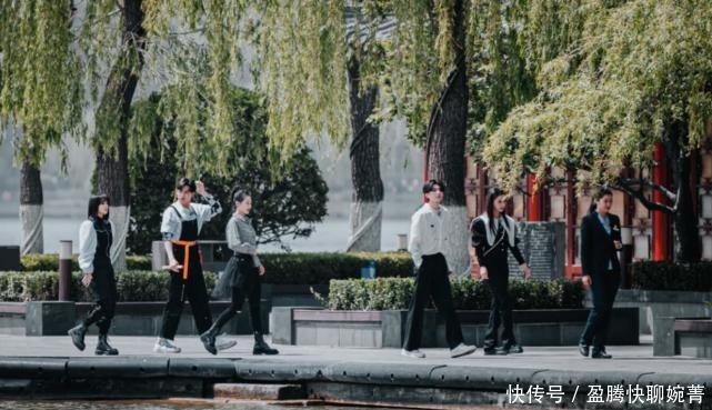 整个城市吃狗粮!“郑恺爱苗苗”出现大屏上,夫妻甜蜜羡煞旁人