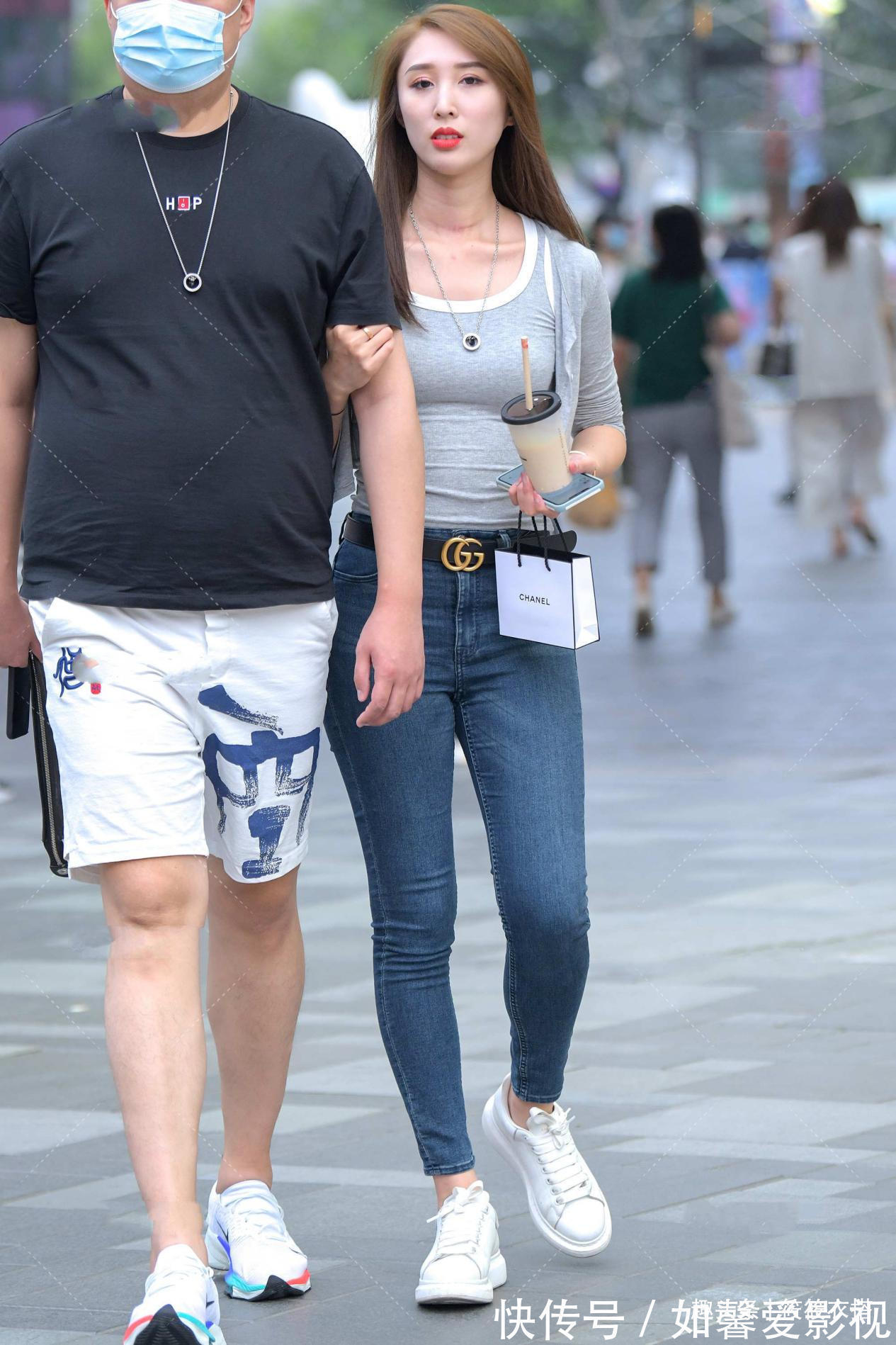 牛仔裤|灰色修身上衣搭配牛仔裤，系上一条腰带，显得高级时尚