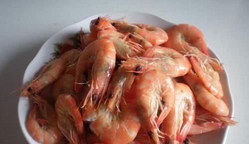 煮虾时,只加生姜与食盐可不行,多加这“2样”,虾肉不腥更鲜香