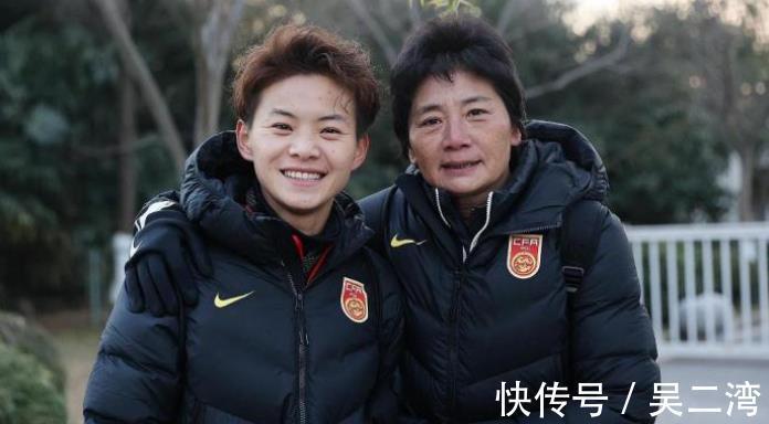 女足|中国女足新消息:王霜和水庆霞给球迷签名!美女门将赵丽娜拍写真