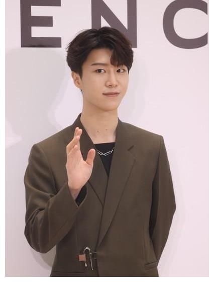 蔡徐坤|如何评价《奔跑吧》第7期金靖和蔡徐坤的互动？