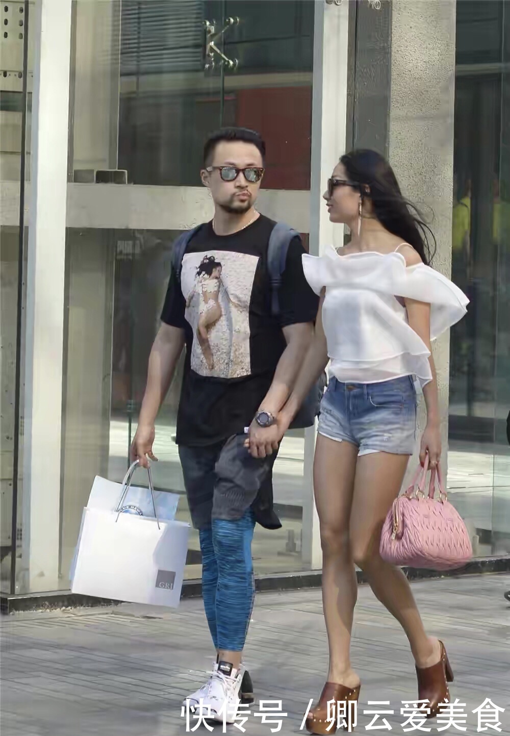 修身牛仔短裤,搭配12厘米的粗跟凉拖,身材就一样了