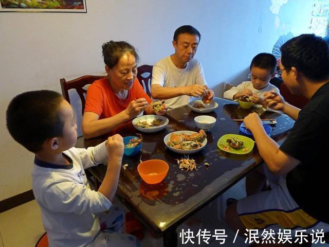 马卡连柯|“妈妈,菜里有一根头发”,两位妈妈不同的做法,情商立见高下