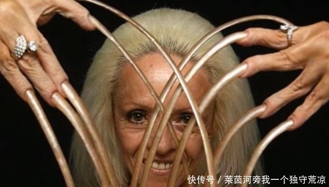 外国女子30多年没剪指甲！指甲长达8米、生活不能自理！