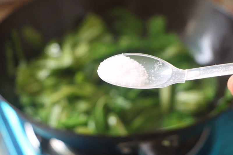 油麦菜别再清炒了,加这一样,上桌1分钟就吃个精光,2天不吃就馋