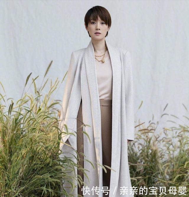 金丝绒|马伊琍又换发型了!中分油头精致又干练,黑色蕾丝长裙秀出好身材