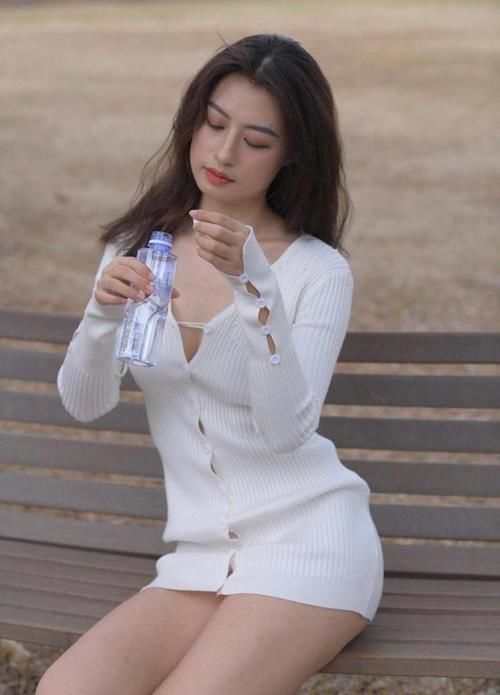 高妹 这裙子亮点多,时尚高妹与它更配,性感又大气