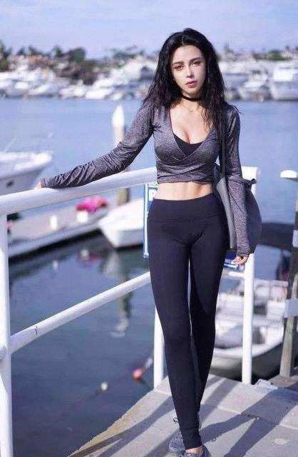 曼妙 紧身打底裤美女，尽显曼妙身姿，有着简约清新的气质