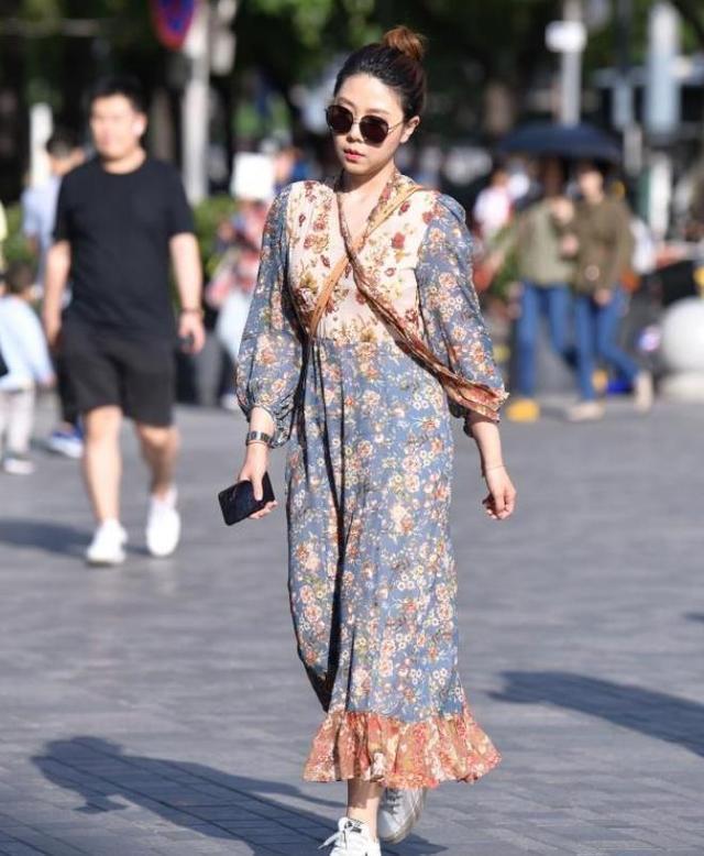 青春|美女街拍:碎花衬衣搭配淡粉色的短裤,青春靓丽,活泼可爱