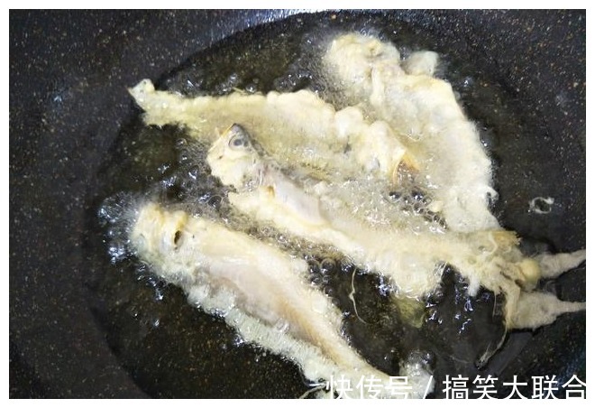 淀粉|干炸小黄鱼,裹面粉糊就硬了,教你1个小技巧,出锅酥到掉渣