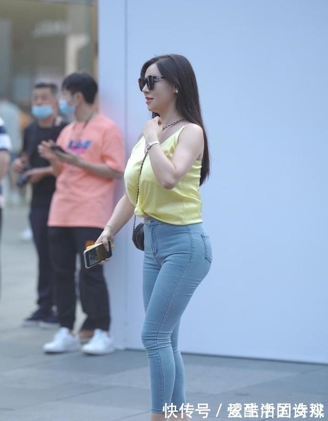 紧身裤 微胖小姐姐短款上衣搭配牛仔裤,时髦显气质!