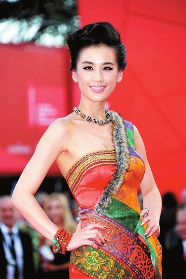 因婚纱设计被关注,诸多女星的好友,兰玉到底有多大魅力?