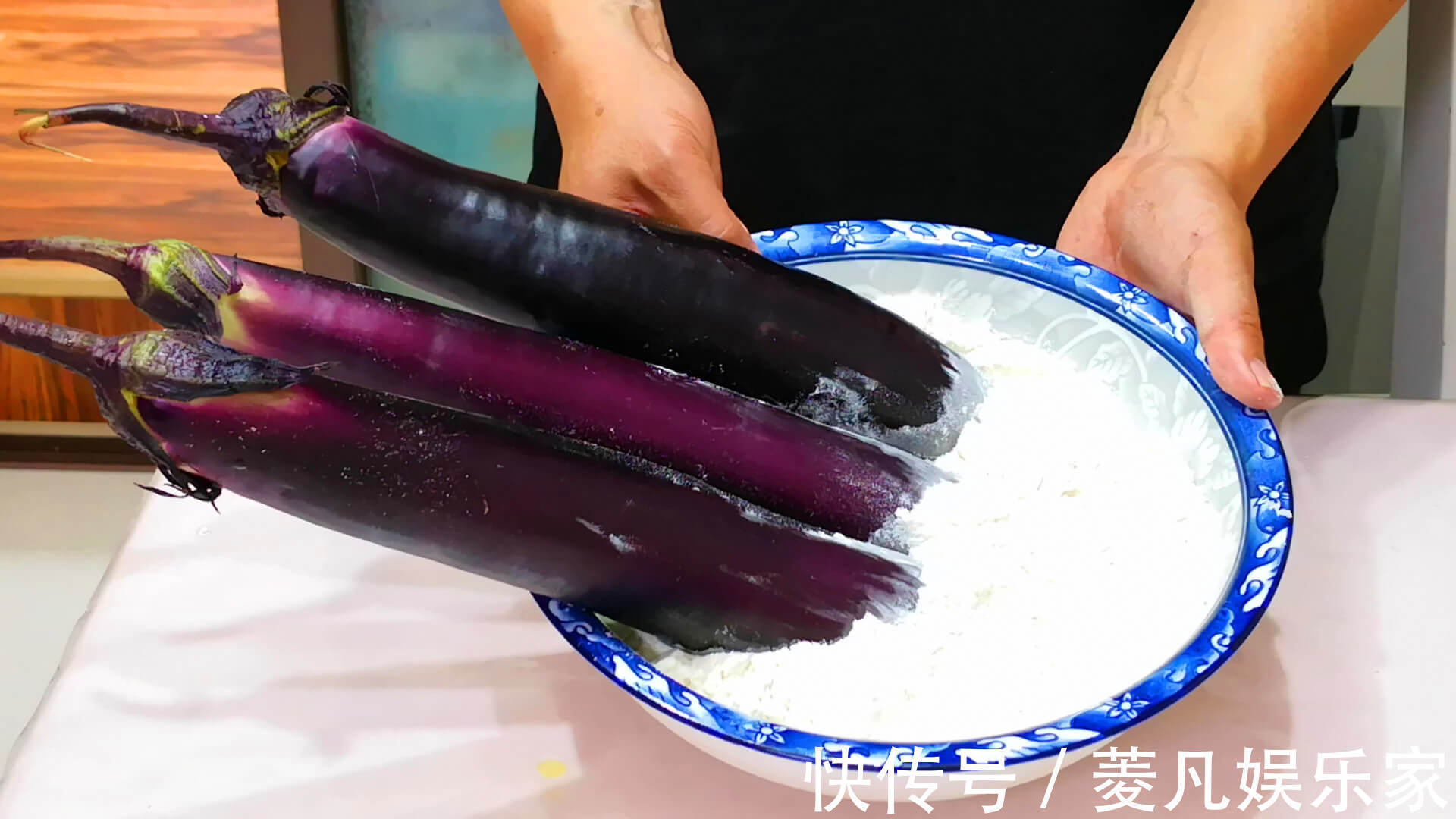 包饺子|茄子包饺子，实在太好吃了，鲜美多汁不油腻，比肉饺子还香还好吃