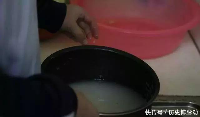 床单发黄有血渍?居家主妇教你简单一招,泡一泡立刻洁白干净!