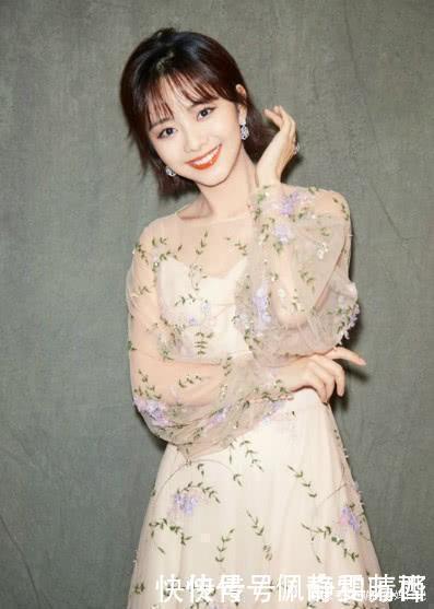 直发|圆脸的女生尽量避开中分,显脸大还俗气,这4款发型更适合你