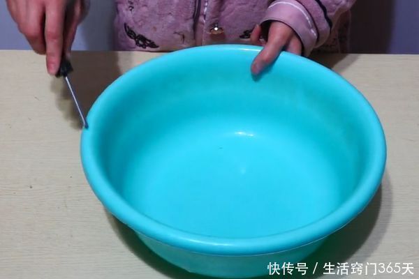 脸盆|废旧脸盆不要扔,戳几个小洞,放在阳台上,全家人都要抢着用!