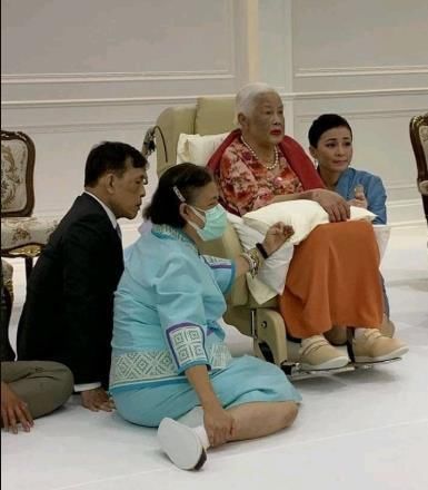 岁诗丽吉王太后大寿 绝代风华成过往 泰王陪母亲一天就又走了 快资讯