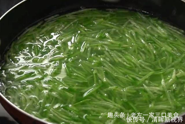 从小就爱吃的萝卜包子,不用发面,个个薄皮大馅,一顿至少吃5个