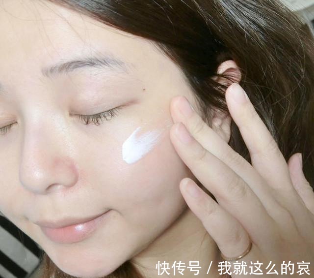 吸油纸 明明上午涂“粉底液”很白,下午脸就暗黄这3步很多人都做错了!