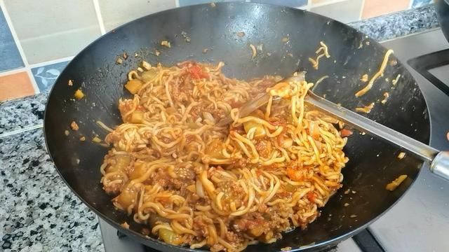 西红柿|西红柿茄子焖面,香喷喷的,真是一锅不够吃,隔三差五家人就要吃