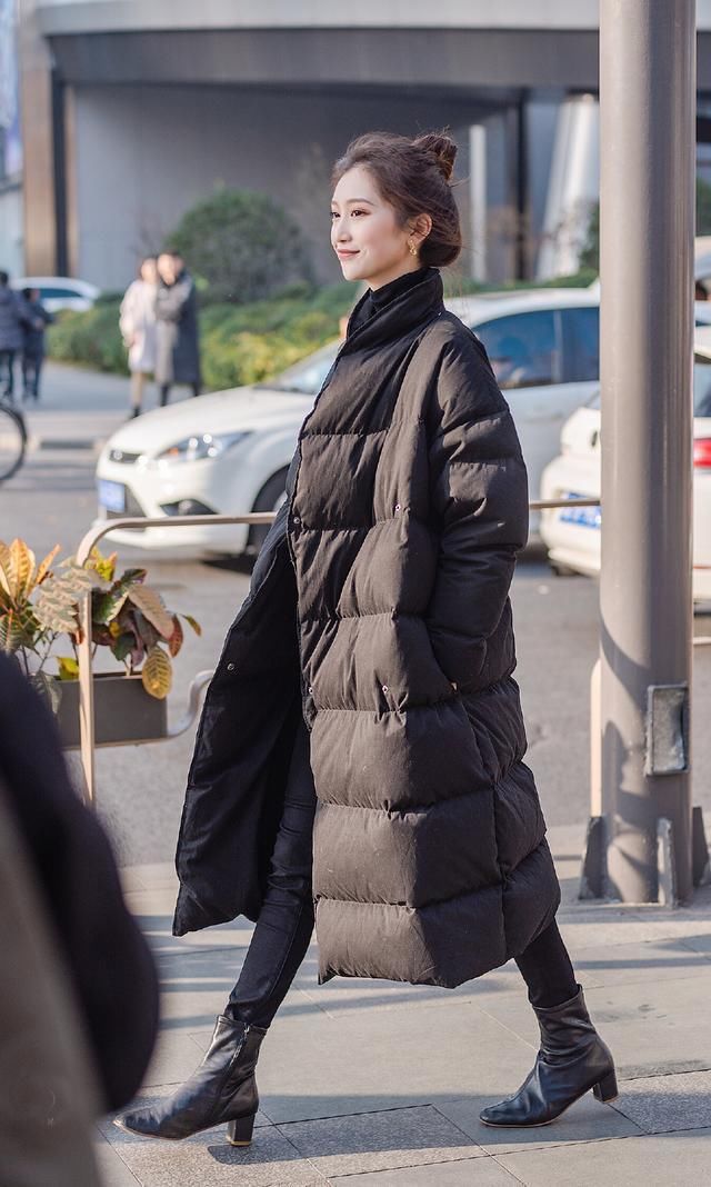 清爽简约的大衣很有时尚格调，也给人一种清爽唯美的感觉