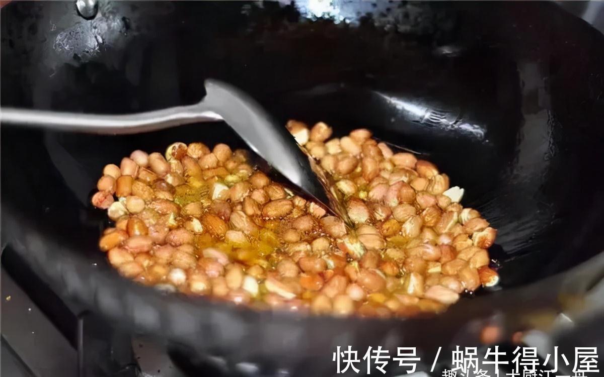 油炸花生米,先下锅炸就错了!难怪不酥脆,教你正确做法