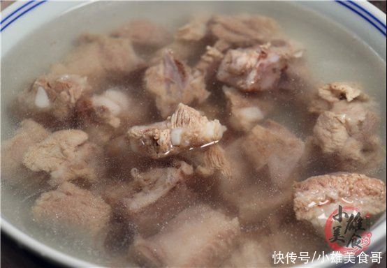 排骨不管怎么吃，切记别直接焯水，多加这2步，排骨不腥也不柴