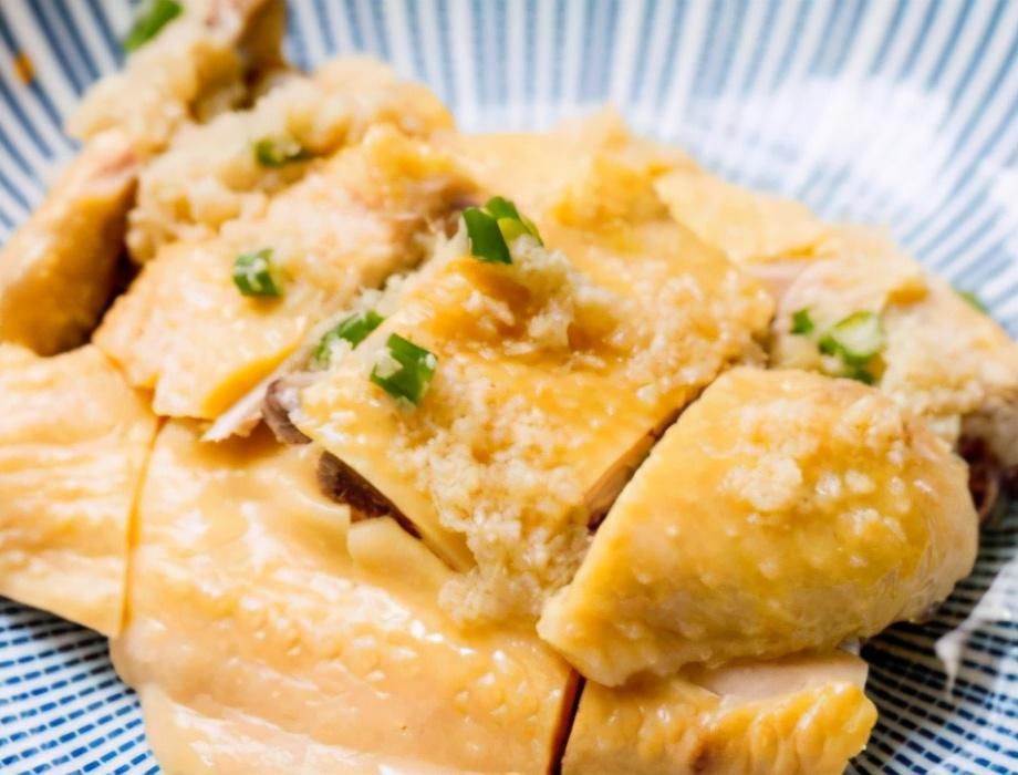  粤式|粤式白切鸡，别直接下锅煮，牢记“1泡2提”，白切鸡皮爽肉滑