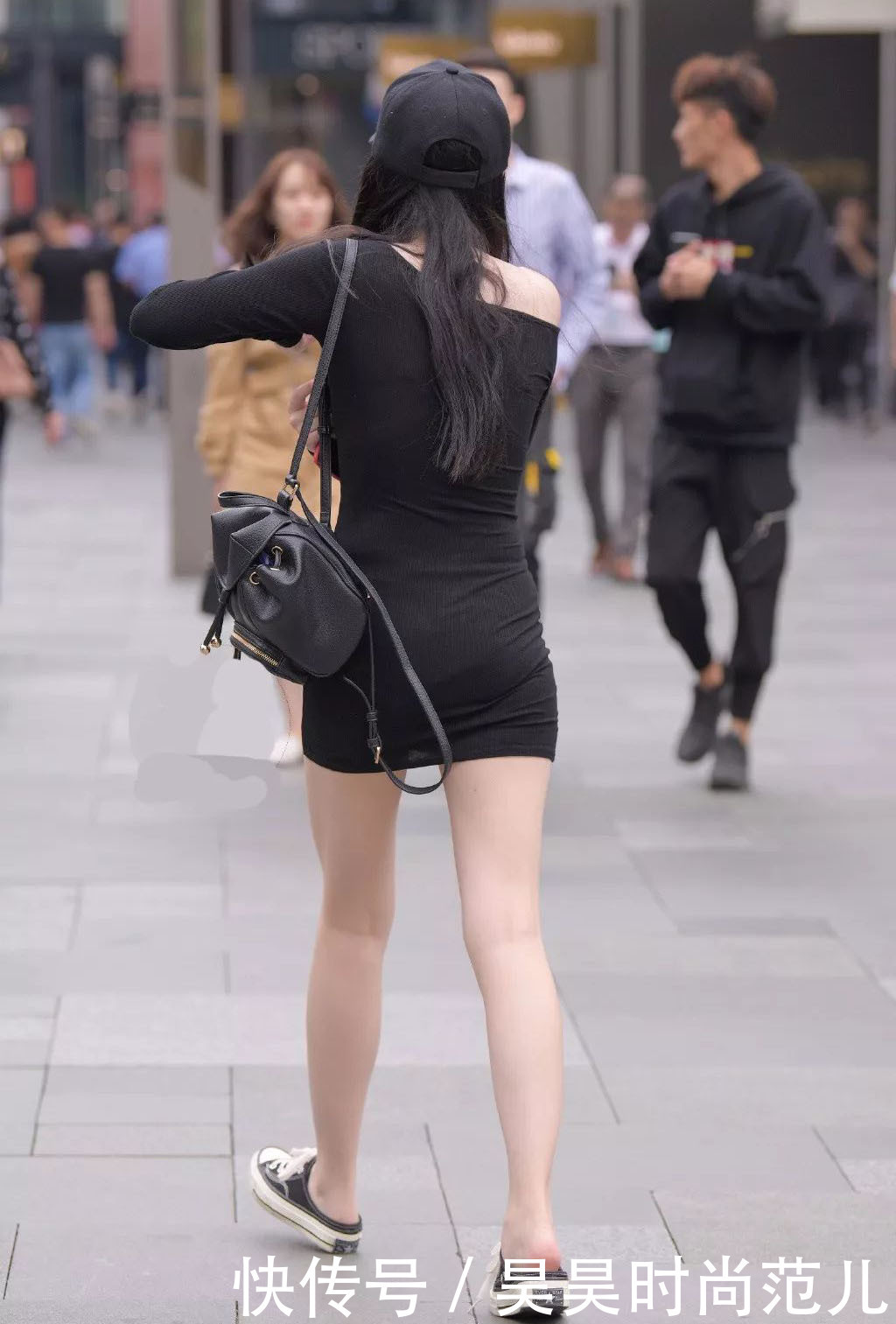 减龄|微胖女孩的秋日穿搭,一条黑色修身连衣裙+帆布鞋搭配,减龄知性