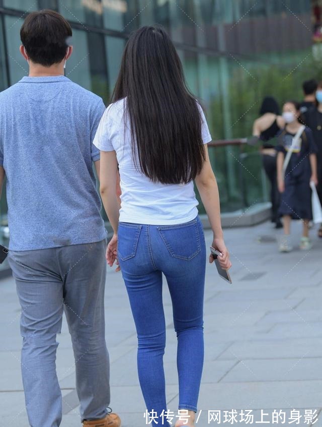 t恤 白短袖搭配牛仔裤,干净的穿搭,随性洒脱