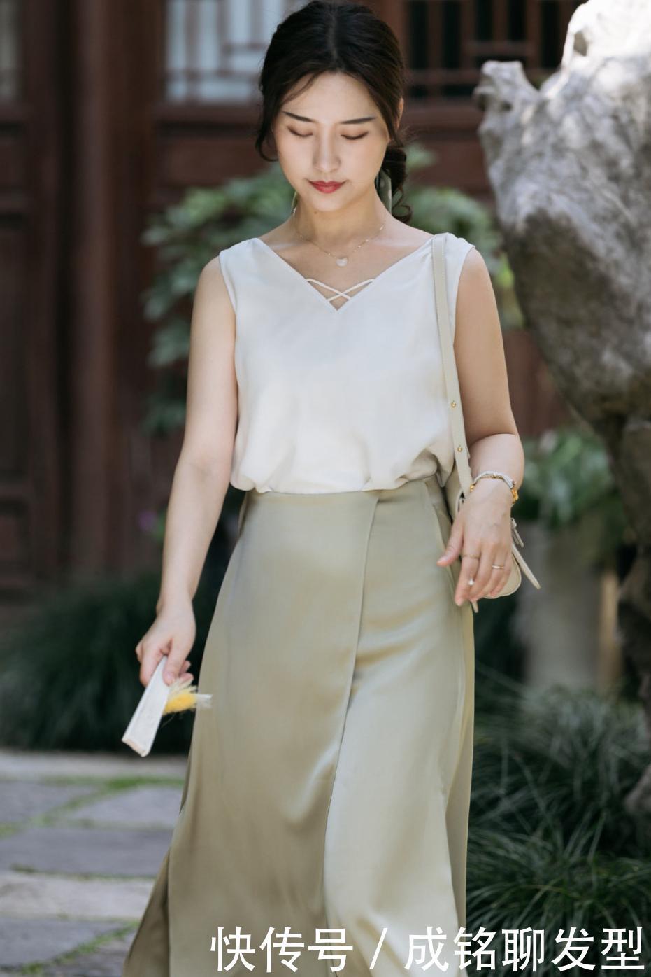 气质|夏装不知怎么搭配,看看这位博主的穿搭,奔四的年纪美得精致优雅