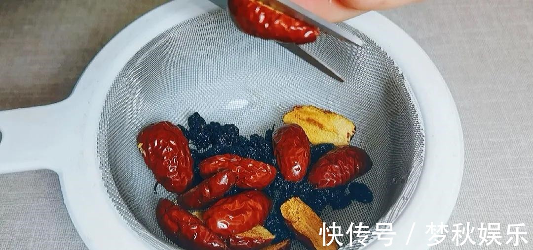 红枣核|96岁爷爷吃了40年的养生配方,头发黑人也精神,快为父母收藏起来