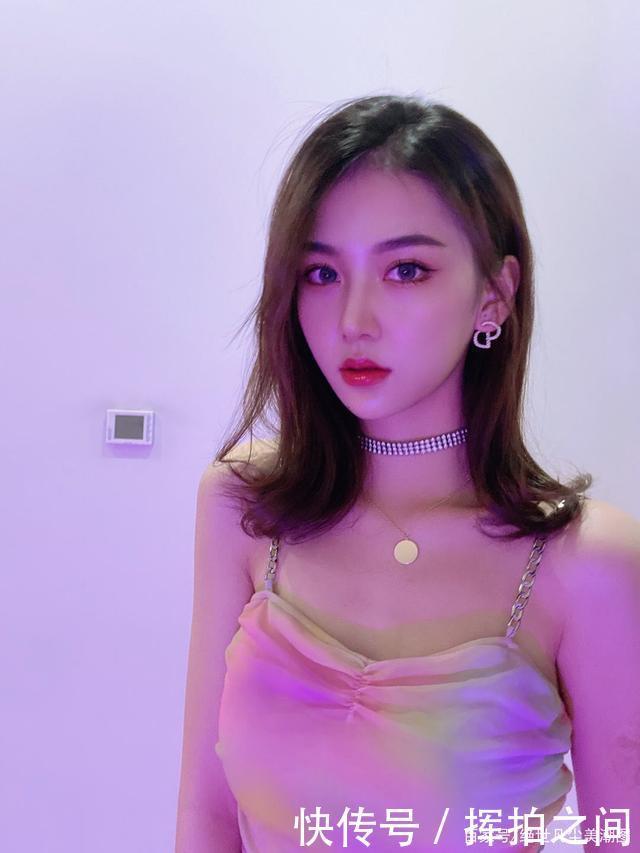 小姐姐穿七彩连衣包臀裙,展现非常迷人的腰线