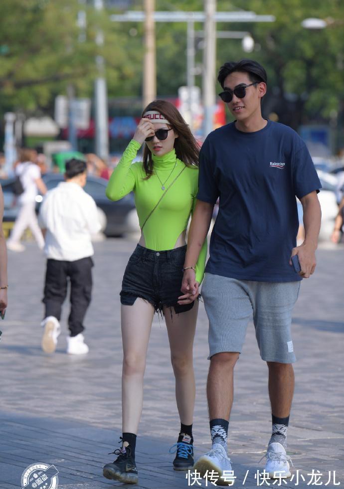 清新 清新洒脱的打底裤穿搭尽显自然的洒脱,提升整体形象,舒适透气