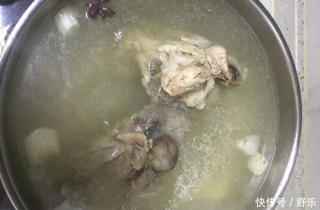 面馆骨头汤里加了什么喝起来特别香浓,多方打听,我才知道原因