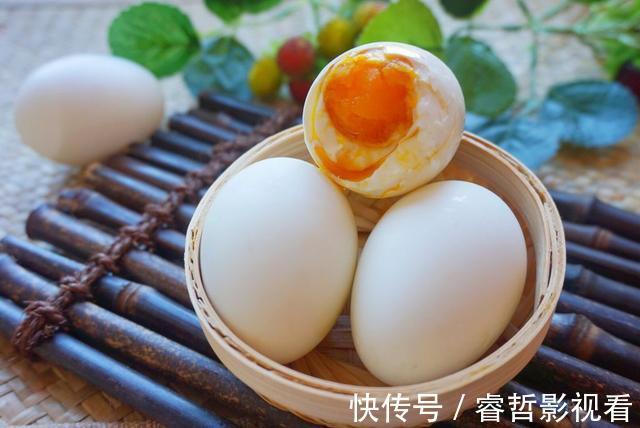 包裹|自制咸鸭蛋想要好吃，偷偷加一点它，蛋黄个个起沙流大油