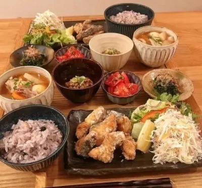 单亲妈妈|日本单亲妈妈晒母女俩晚餐,一人一盘分餐合理,网友:真的好健康