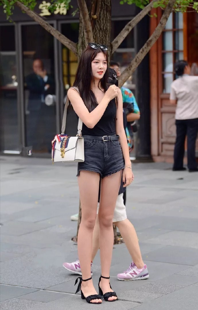 街拍：高跟鞋搭配出街，让你成为时尚的焦点